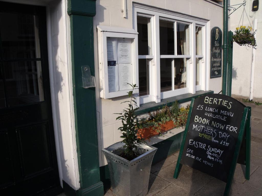 Berties Hotel Romsey Eksteriør billede